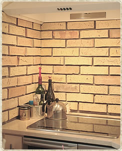輸入キッチンには大理石の天板、IHクッキングヒーターの前のパネルは輸入煉瓦を使用